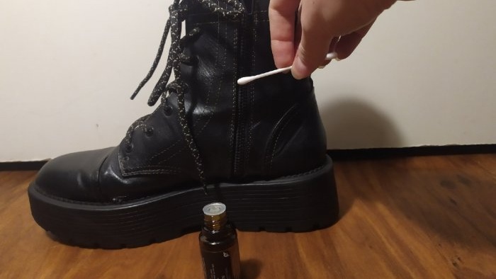 Lubrificare la serratura delle scarpe con olio