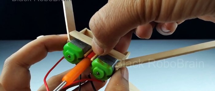 Kako napraviti radni helikopter s dva rotora koristeći obične igračke motore