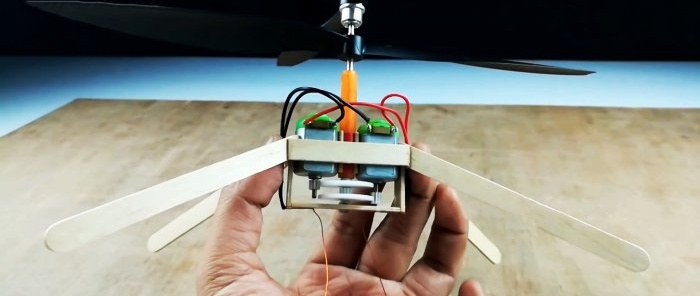 كيفية صنع طائرة هليكوبتر ثنائية الدوار تعمل باستخدام محركات الألعاب العادية