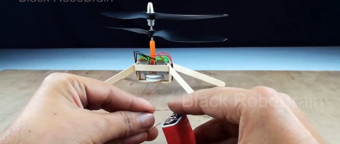 Cara membuat helikopter pemutar berkembar yang berfungsi menggunakan motor mainan biasa