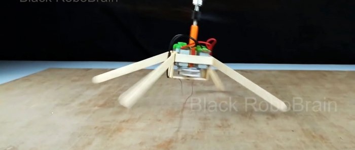 Hvordan lage et fungerende helikopter med to rotorer ved å bruke vanlige leketøysmotorer