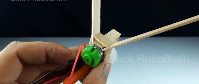 Ako vyrobiť funkčný dvojrotorový vrtuľník pomocou bežných hračkárskych motorov