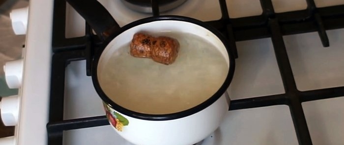 Een kurk wordt in een kokende pan gegooid
