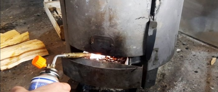 Per accendere la stufa è necessario accendere la cenere di scarto utilizzando un bruciatore a gas