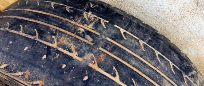 Der Verschleißindikator zeigt einen verschlissenen Reifen an