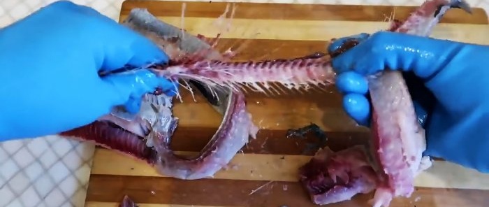 The backbone of the herring is easily torn out along with the bones