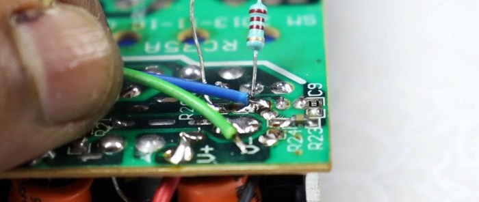 Ihinang ang mga wire sa board sa halip na ang chip resistor