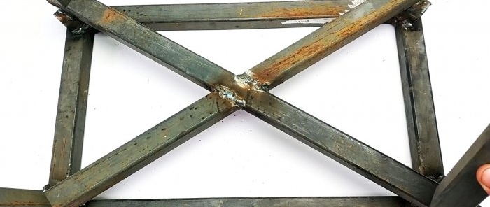 welded at right angles to the intersecting diagonals
