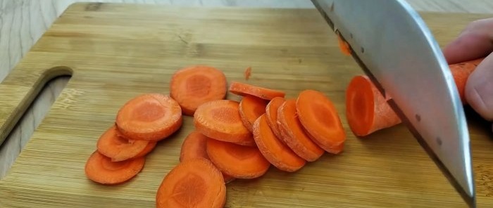 Cortar zanahorias con un cuchillo.