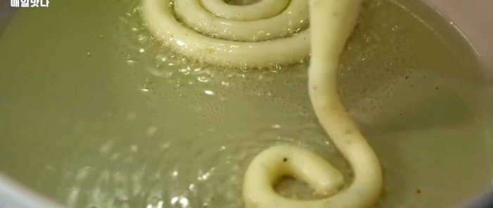 squeeze the mixture into the pan in the form of curls