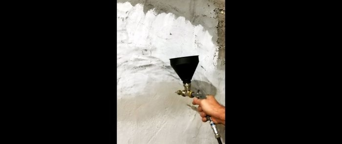 Spray kit på væggen med en hjemmelavet pistol