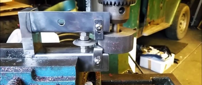 Der Prozess der Herstellung eines Abstreifers auf einer Bohrmaschine