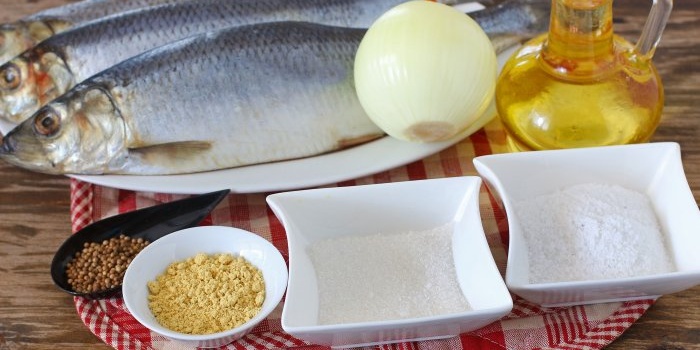 Bahan-bahan untuk mengasinkan herring