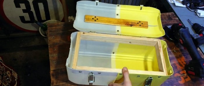 une boîte fabriquée à partir de bidons est en fait assez durable