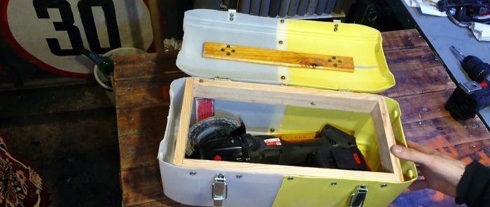 Offener Werkzeugkasten aus Kunststoffkanistern