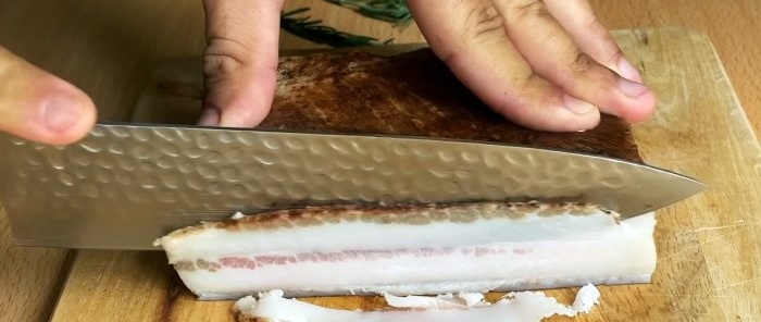 Cortar la manteca de cerdo en rodajas finas y transparentes.