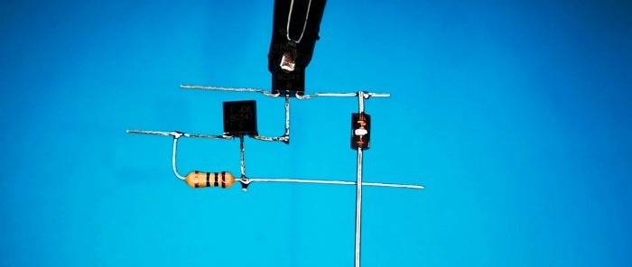 Soldeer de fotodiode tussen de basis en de collector van de transistors