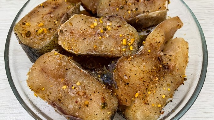 Reiben Sie die Seelachsstücke mit Salz und einer Paprikamischung ein