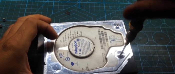 Desmontemos el viejo disco duro HDD.