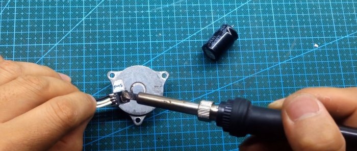 Solder the contacts to the electric motor from the HDD