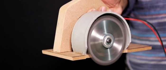 Hoe maak je een handmatige mini-cirkelzaag van goedkope materialen