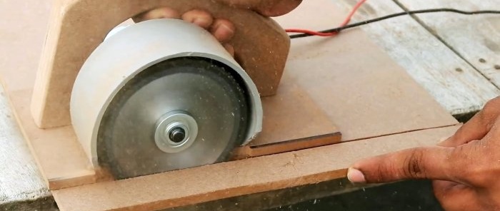 Homemade circular saw saws MDF