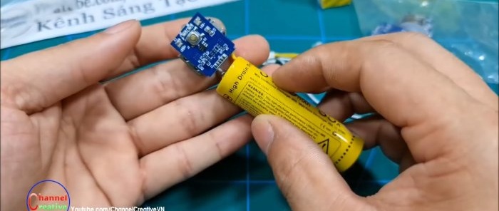 Un module de banque d'alimentation avec une LED est soudé à la batterie