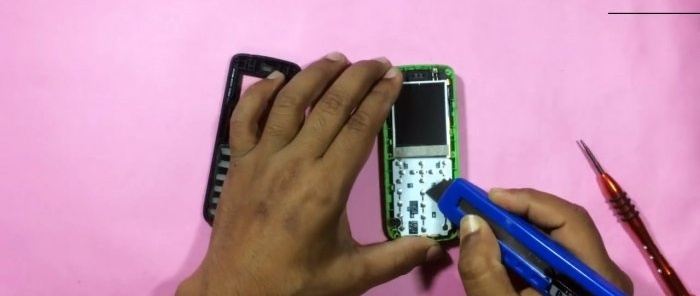 Cómo hacer un sistema de seguridad con sensor de movimiento a partir de un celular viejo