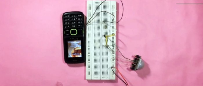 Ako vyrobiť bezpečnostný systém s pohybovým senzorom zo starého mobilu