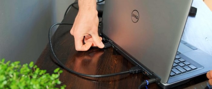 Hoe je een dockingstation voor een laptop maakt zonder voortdurend een heleboel draden aan te sluiten