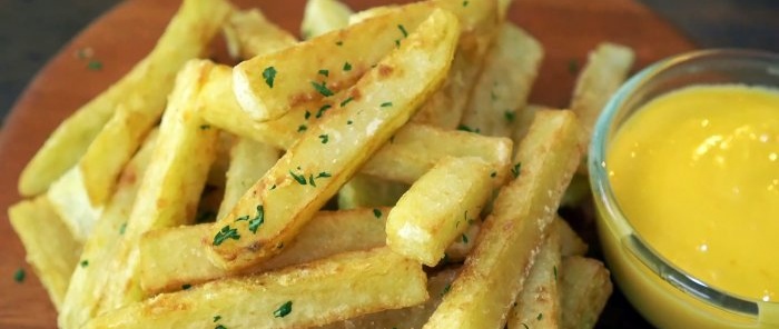 Como fazer as batatas fritas mais crocantes com molho de queijo espesso