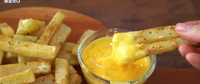 Cómo hacer las papas fritas más crujientes con salsa espesa de queso