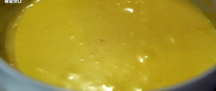 كيفية عمل البطاطس المقلية المقرمشة مع صلصة الجبن السميكة