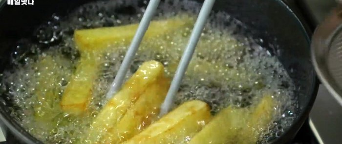 Как да си направим най-хрупкавите пържени картофи с гъст сос от сирене