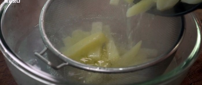 How to Make the Crispiest French Fries with Thick Cheese Sauce