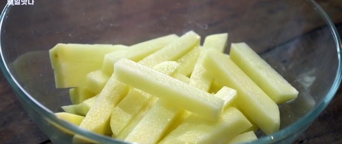 Hogyan készítsük el a legroppanósabb hasábburgonyát sűrű sajtszósszal