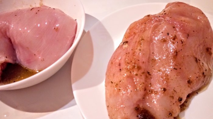 O pastrami de peito de frango é um substituto saudável para a linguiça comprada em uma hora de cozimento ativo.
