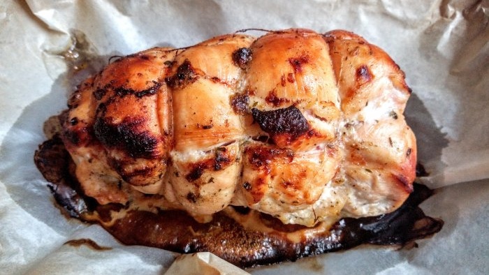 Ang chicken breast pastrami ay isang malusog na kapalit para sa binili na sausage sa isang oras ng aktibong pagluluto.