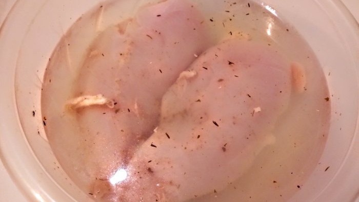 Hähnchenbrust-Pastrami ist in einer Stunde aktiven Kochens ein gesunder Ersatz für im Laden gekaufte Wurst.