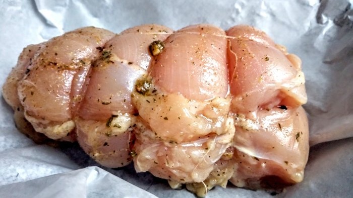 Το παστράμι με στήθος κοτόπουλου είναι μια υγιεινή αντικατάσταση για το λουκάνικο που αγοράζεται στο κατάστημα σε μια ώρα ενεργού μαγειρέματος.