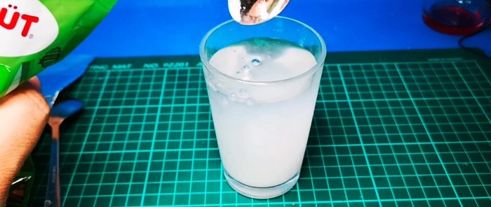 Kako napraviti tekuću diodu od žlice vode i sode