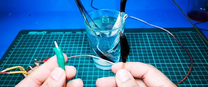 Cum se face o diodă lichidă dintr-o lingură de apă și sifon