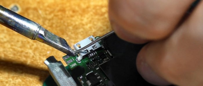 Mikro USB-csatlakozó cseréje forrasztópákával hajszárító nélkül