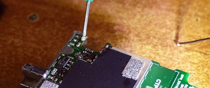 Hoe u een micro-USB-connector kunt vervangen met een soldeerbout zonder föhn