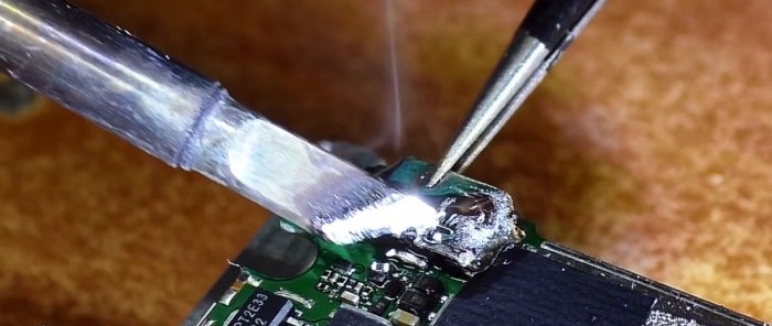 Mikro USB-csatlakozó cseréje forrasztópákával hajszárító nélkül