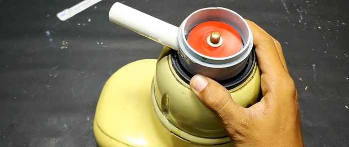 Leistungsstarke selbstgebaute Wasserpumpe aus einem alten Mixer