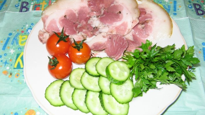 O rulada simplă de ciolan de porc pentru cei nou în prepararea cărnii de delicatese.
