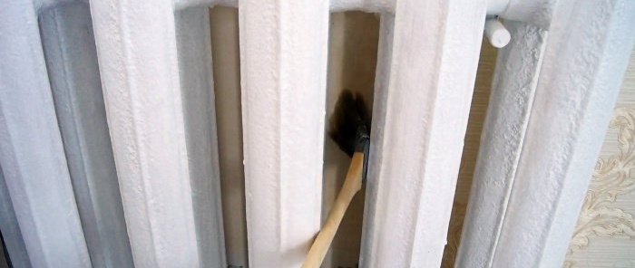 Hur man helst hänger tapeter bakom en radiator genom att justera mönstret