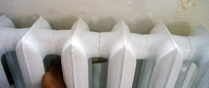 Hvordan henge tapeter ideelt bak en radiator ved å justere mønsteret