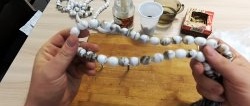 Cómo hacer un rosario con vajilla desechable.